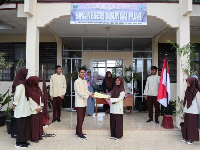 Serah Terima Berkas ke Pengurus OSIS yang baru dilantik.