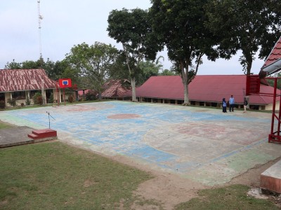 Kondisi lapangan basket Smansapua Januari 2022, sebelum perbaikan.