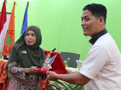 Penyerahan kenang-kenangan studi kampus Siswa Smansapua ke Politeknik Negeri Padang.