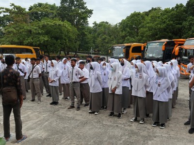 Guru memberi arahan sebelum siswa memasuki Aula Universitas Andalas.
