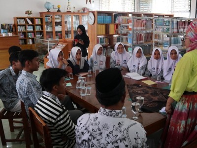 Penguatan Pendidikan Kewirausahaan bersama Bunda Refan (Elizawati Enda), Ketua Harian UMKM Sumbar. (