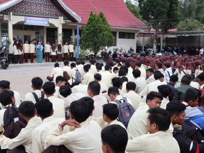 Siswa Mengikuti Acara Pelantikan Ketua OSIS 2022-2023