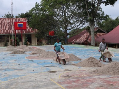 Proses perbaikan lapangan basket Smansapua