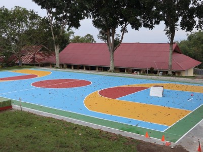 Proses pengeringan cat lapangan basket Smansapua
