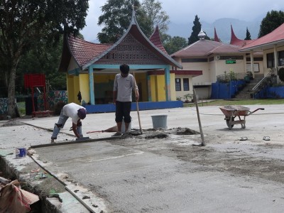 Proses perbaikan lapangan basket Smansapua