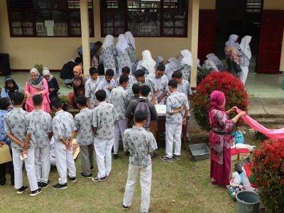 Kegiatan latihan membatik siswa.