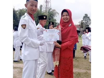 Pemberian Sertifikat Sebagai Pelaksana Upacara Hari Kemerdekaan Oleh Paskibra SMA Negeri 1 Sungai Pu