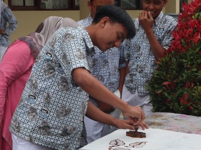 Siswa latihan membatik.