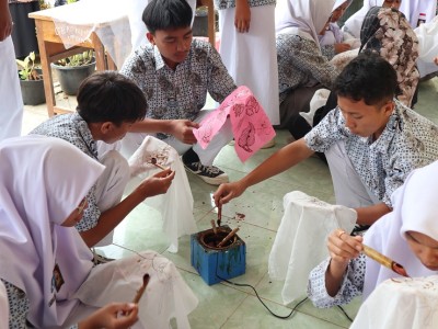 Siswa latihan membatik.